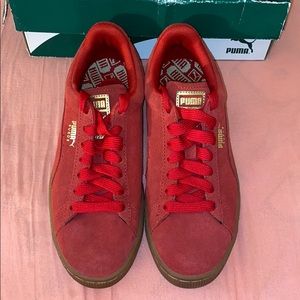RED SUEDE CLASSIC PUMAS